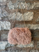 Carica l'immagine nel visualizzatore di Gallery, Pochette grande a tracolla
