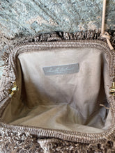 Carica l'immagine nel visualizzatore di Gallery, Pochette grande a tracolla
