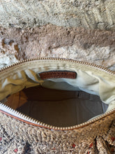 Carica l'immagine nel visualizzatore di Gallery, Mezzo - Pochette
